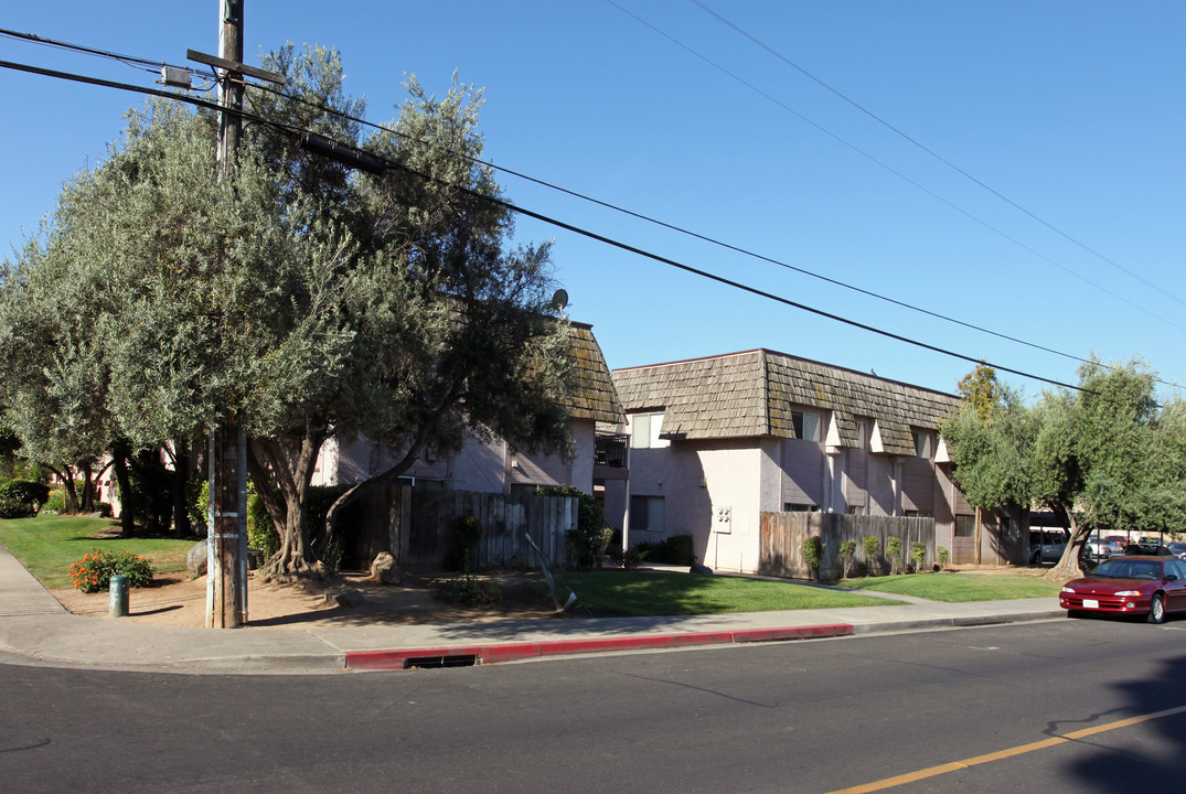 1091 N Bates Ave in Dinuba, CA - Building Photo