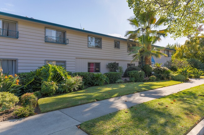 660 W Sierra Madre Blvd, Unit F in Sierra Madre, CA - Building Photo - Building Photo