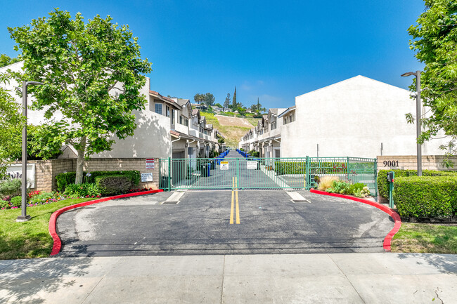 Carlyle in Canoga Park, CA - Foto de edificio - Building Photo