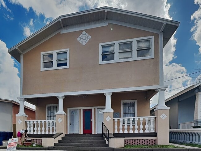 property at 2904 W Chestnut St