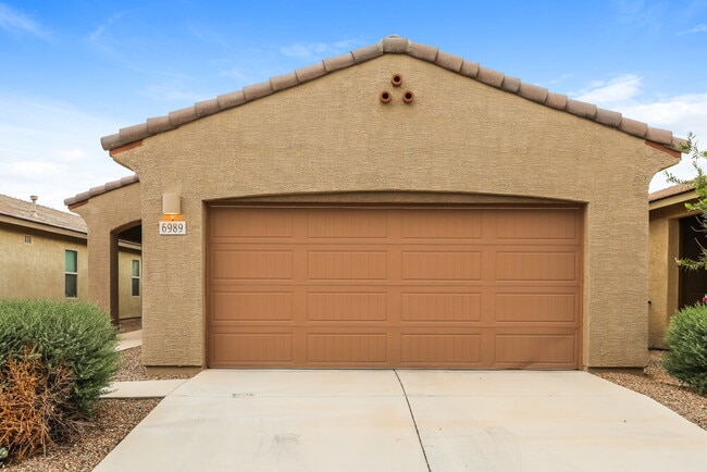6989 W Hedge Rose Dr