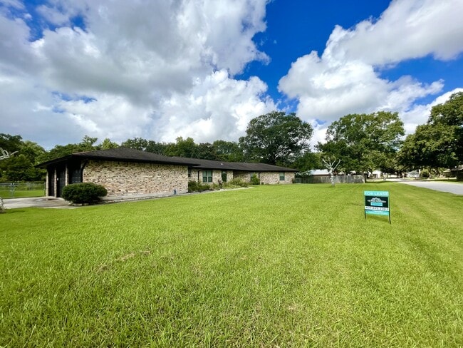 1365 Wisteria St in Bridge City, TX - Building Photo - Building Photo