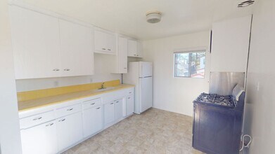 855 C Ave in Coronado, CA - Foto de edificio - Building Photo