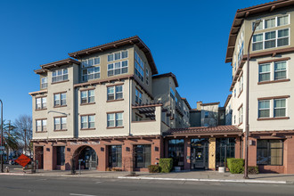 Helios Corner in Berkeley, CA - Foto de edificio - Building Photo