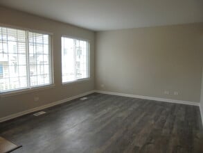 674 Lincoln Station Dr in Oswego, IL - Building Photo - Building Photo
