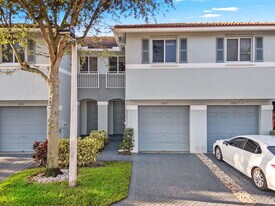 1927 Alamanda Way in Riviera Beach, FL - Building Photo