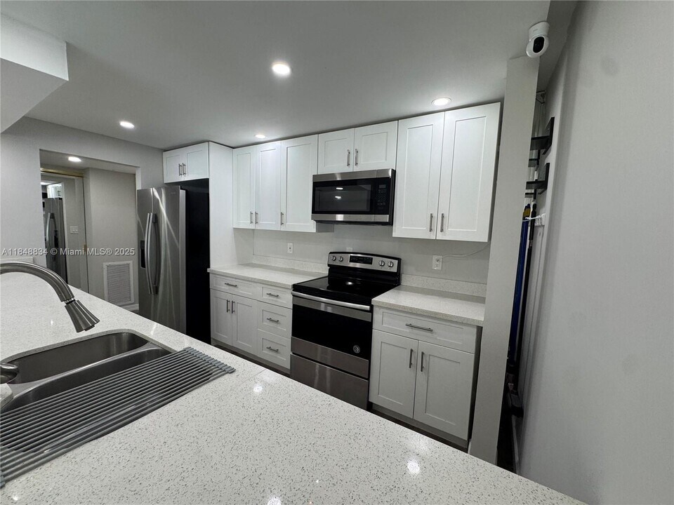 7081 Environ Blvd in Lauderhill, FL - Building Photo