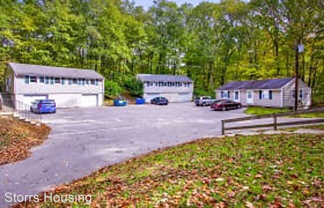 Oakwood Apartments in Storrs Mansfield, CT - Building Photo - Building Photo