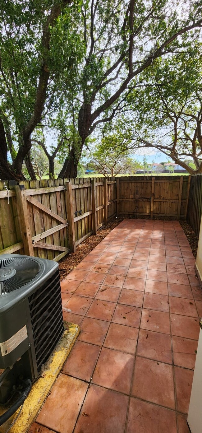 7280 NW 174th Terrace in Hialeah, FL - Building Photo - Building Photo