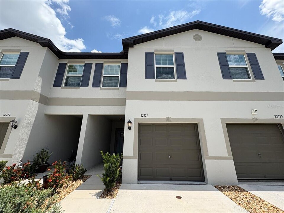 32121 Powderpuff Mimosa Dr in San Antonio, FL - Building Photo