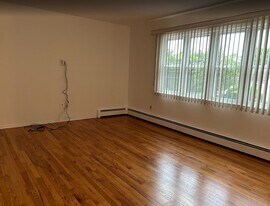 306 S 5th St in Lindenhurst, NY - Building Photo
