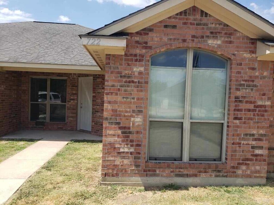 712 Sharp St in Franklin, TX - Building Photo