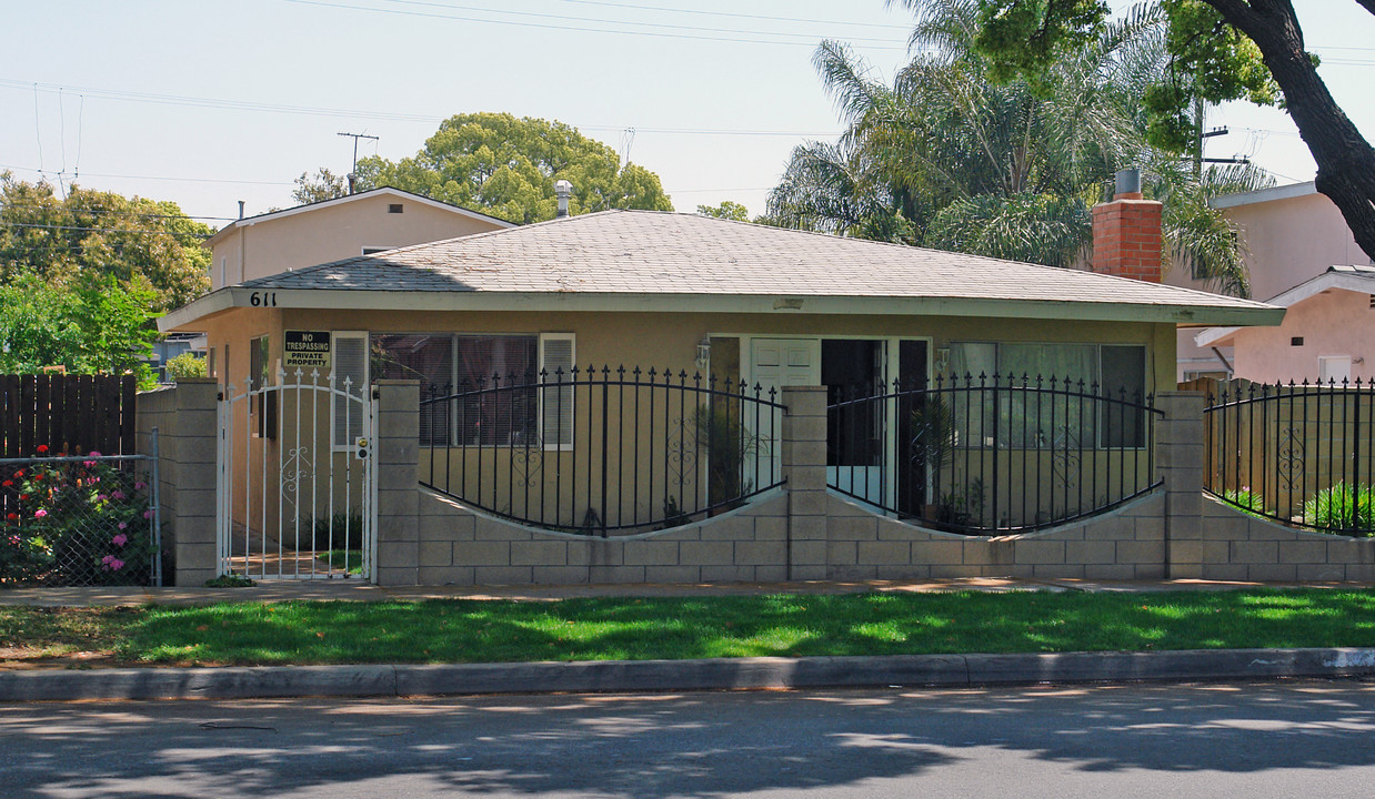 611 Cypress Ave in Santa Ana, CA - Foto de edificio