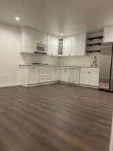 24104 Highlander Rd in Los Angeles, CA - Foto de edificio - Building Photo