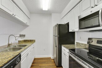 1756 N Bayshore Dr, Unit 37J in Miami, FL - Building Photo - Building Photo