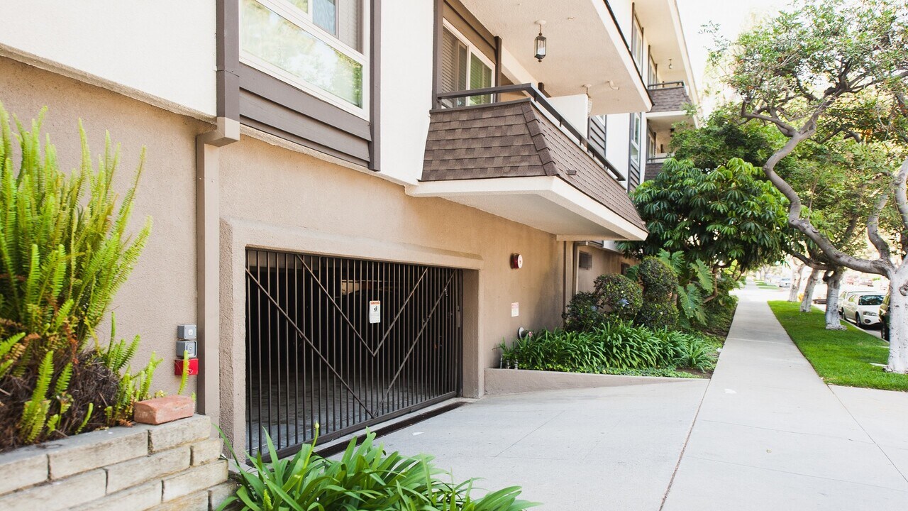 6001 Canterbury Dr in Culver City, CA - Building Photo