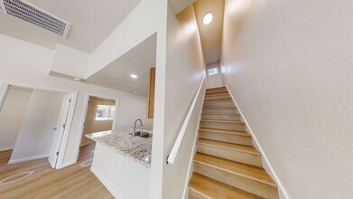 7236 N College Ave in Fresno, CA - Foto de edificio - Building Photo