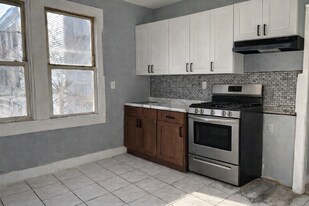 702-704-704 S 19th St in Newark, NJ - Building Photo