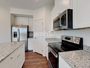 5053 Twin River Dr in Denver, NC - Foto de edificio - Building Photo