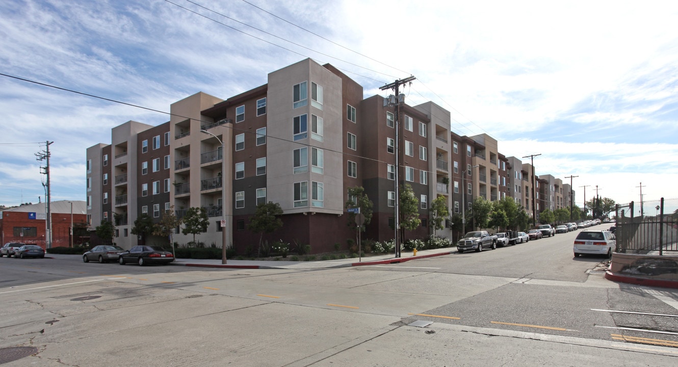 Flores del Valle in Los Angeles, CA - Foto de edificio