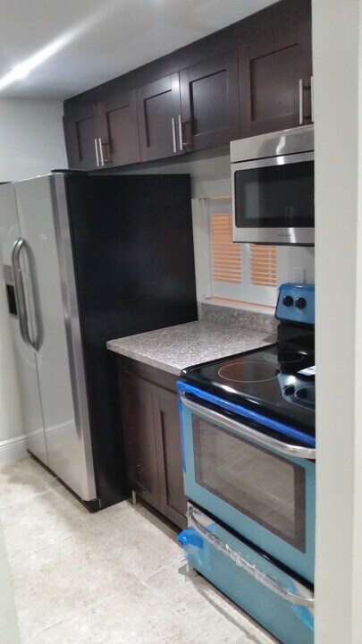 14311 N Kendall Dr in Miami, FL - Building Photo
