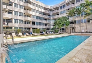 2100 Park Ave, Unit 310 in Miami Beach, FL - Foto de edificio - Building Photo