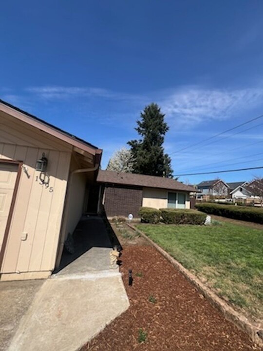 1395 Suntree Dr SE in Salem, OR - Building Photo