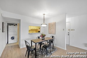 8702 Village Dr in San Antonio, TX - Foto de edificio - Building Photo