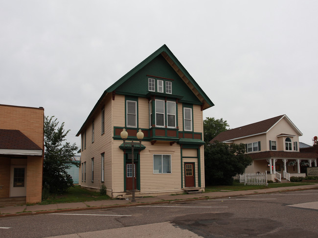 750 Main St in Baldwin, WI - Foto de edificio - Building Photo