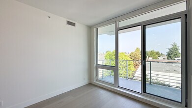 1342 Johnston Rd in White Rock, BC - Building Photo - Building Photo