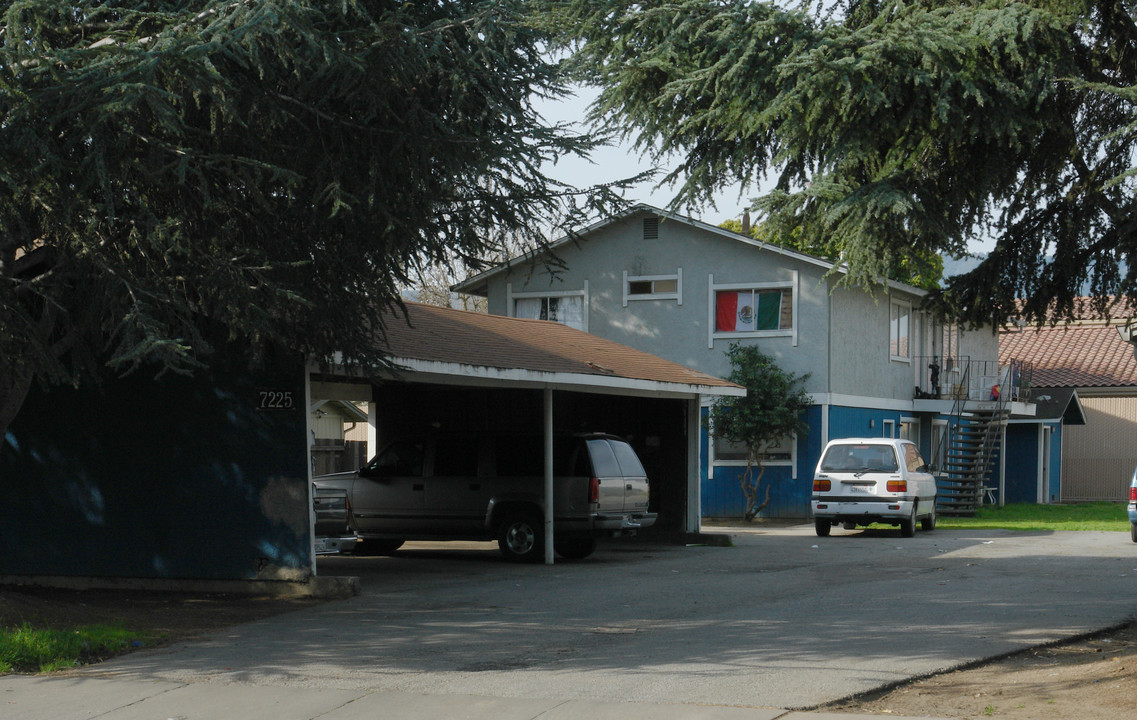 7225 East. St in Gilroy, CA - Building Photo