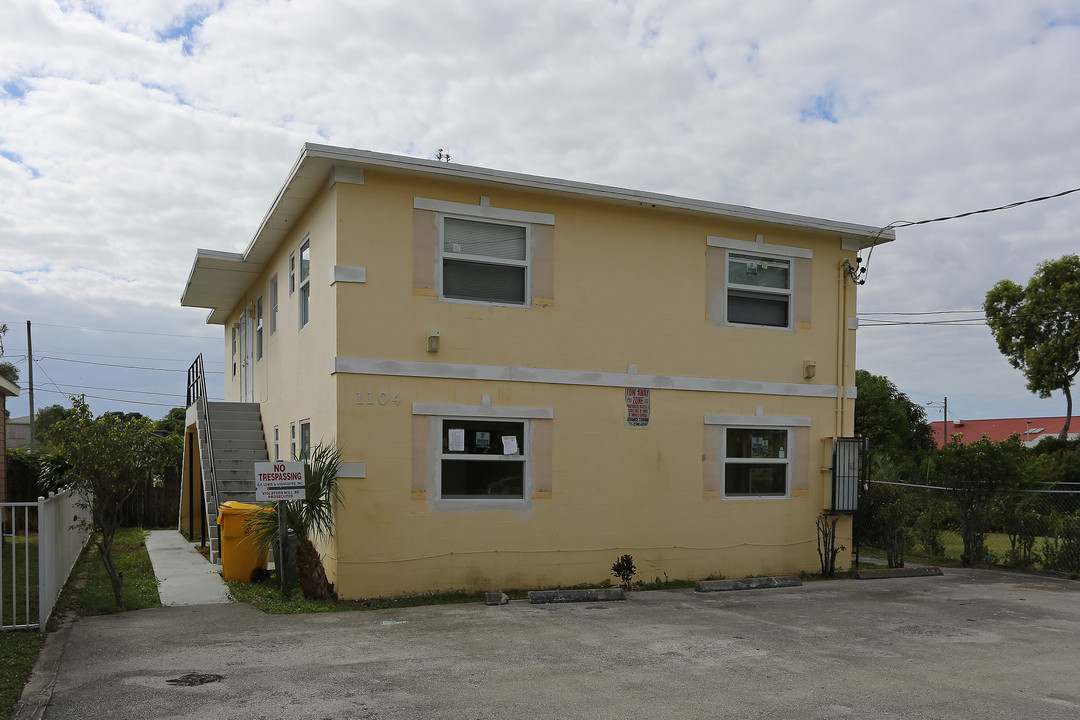 1104 19 St in West Palm Beach, FL - Building Photo