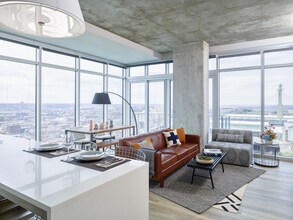 Two Light Luxury Apartments in Kansas City, MO - Foto de edificio - Building Photo