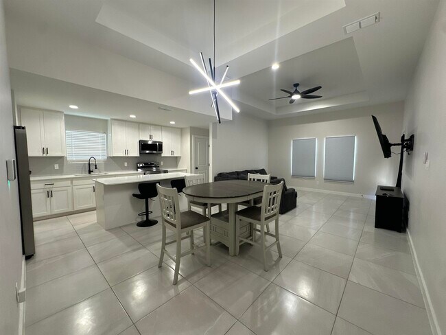 4018 Ave Fenix Dr in Laredo, TX - Building Photo - Building Photo