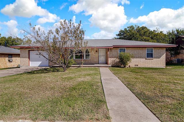 107 Pine St in Keene, TX - Foto de edificio