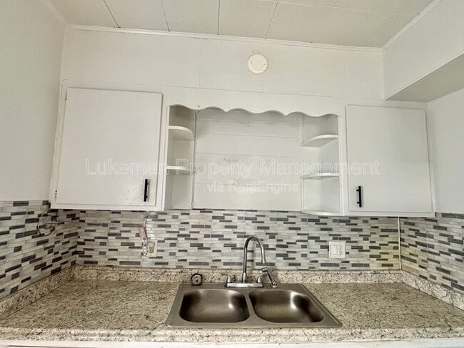 property at 709 W Walnut St