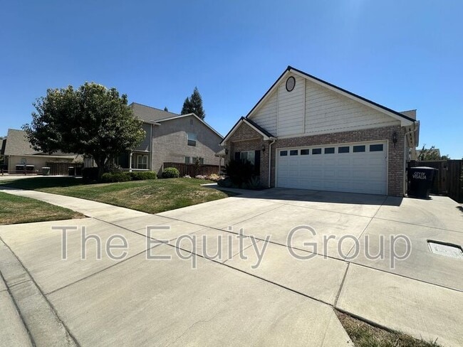 6227 W Oak Ave in Visalia, CA - Building Photo - Building Photo