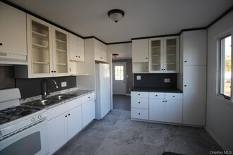 361 June Ave in Riverhead, NY - Foto de edificio - Building Photo