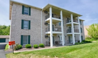 7386 Eisenhower Dr in Youngstown, OH - Building Photo