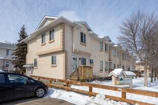 Strathaven Court in Strathmore, AB - Building Photo