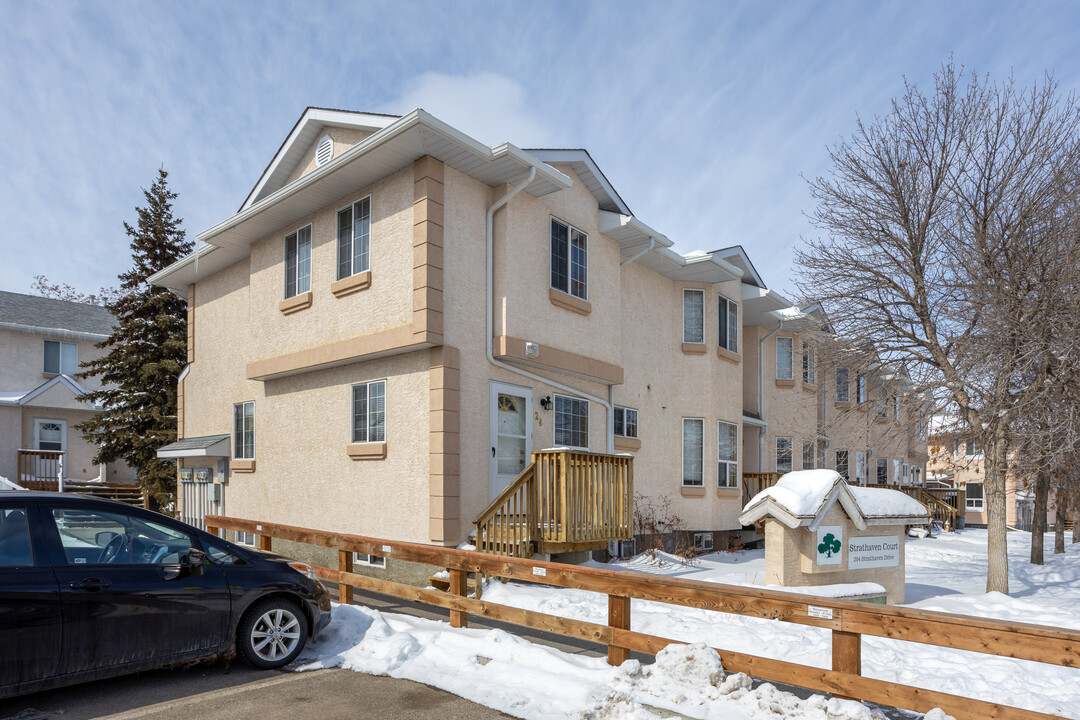 Strathaven Court in Strathmore, AB - Building Photo