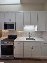 32 Farewell St, Unit 4 in Newport, RI - Foto de edificio - Building Photo