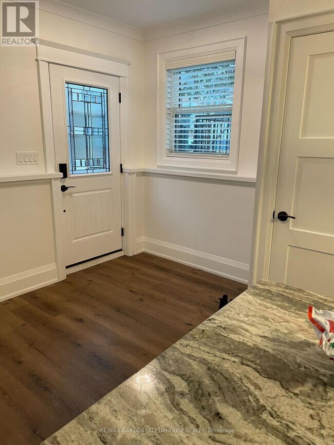 25 Cherry St in St Catharines, ON - Building Photo - Building Photo