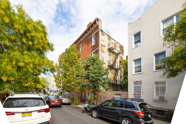 912 Metropolitan Ave in Brooklyn, NY - Building Photo - Building Photo