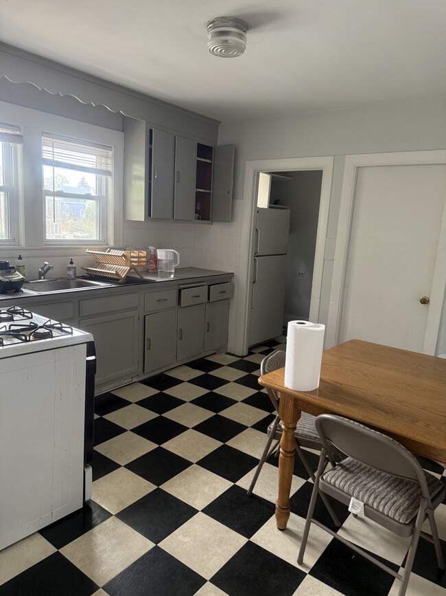 879 Broadway, Unit 2 in Somerville, MA - Building Photo - Building Photo