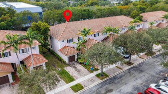 8820 S Isles Cir in Tamarac, FL - Building Photo