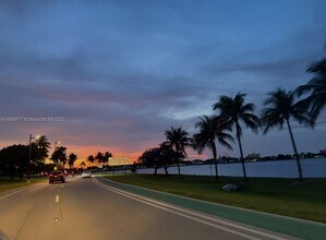 1070 98th St in Bay Harbor Islands, FL - Foto de edificio - Building Photo