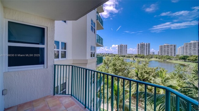 20000 E Country Club Dr in Aventura, FL - Building Photo - Building Photo