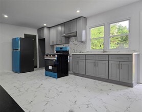 1050 Karshick St in Bohemia, NY - Building Photo - Building Photo