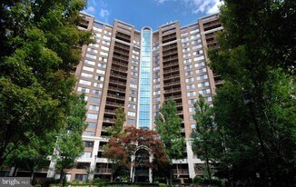 10101 Grosvenor Pl in Rockville, MD - Building Photo